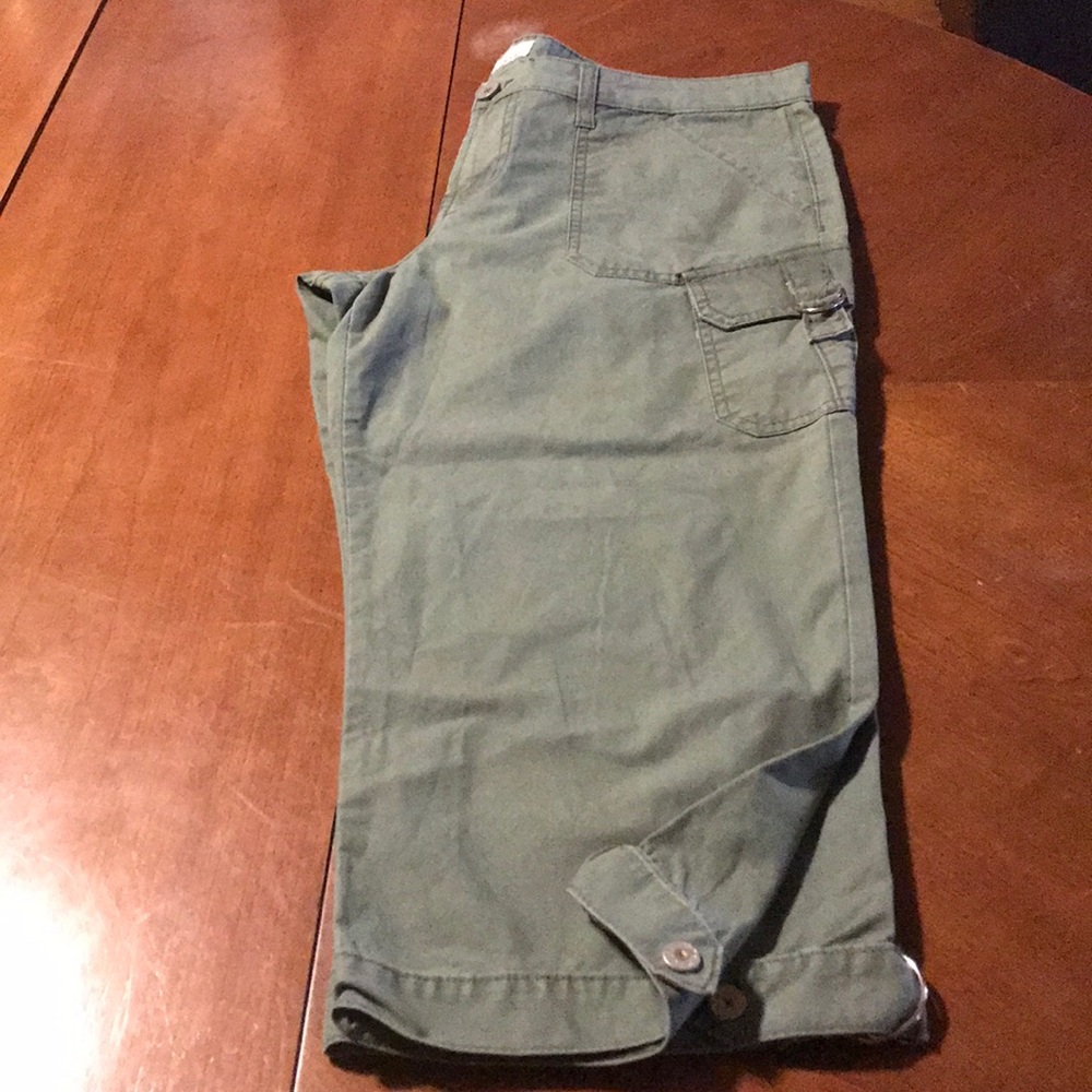 Woman’s/Juniors  l.e.i.  Green Khaki Capris